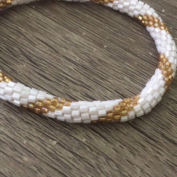 White and gold striped beaded bracelet - Picture 2 of 3